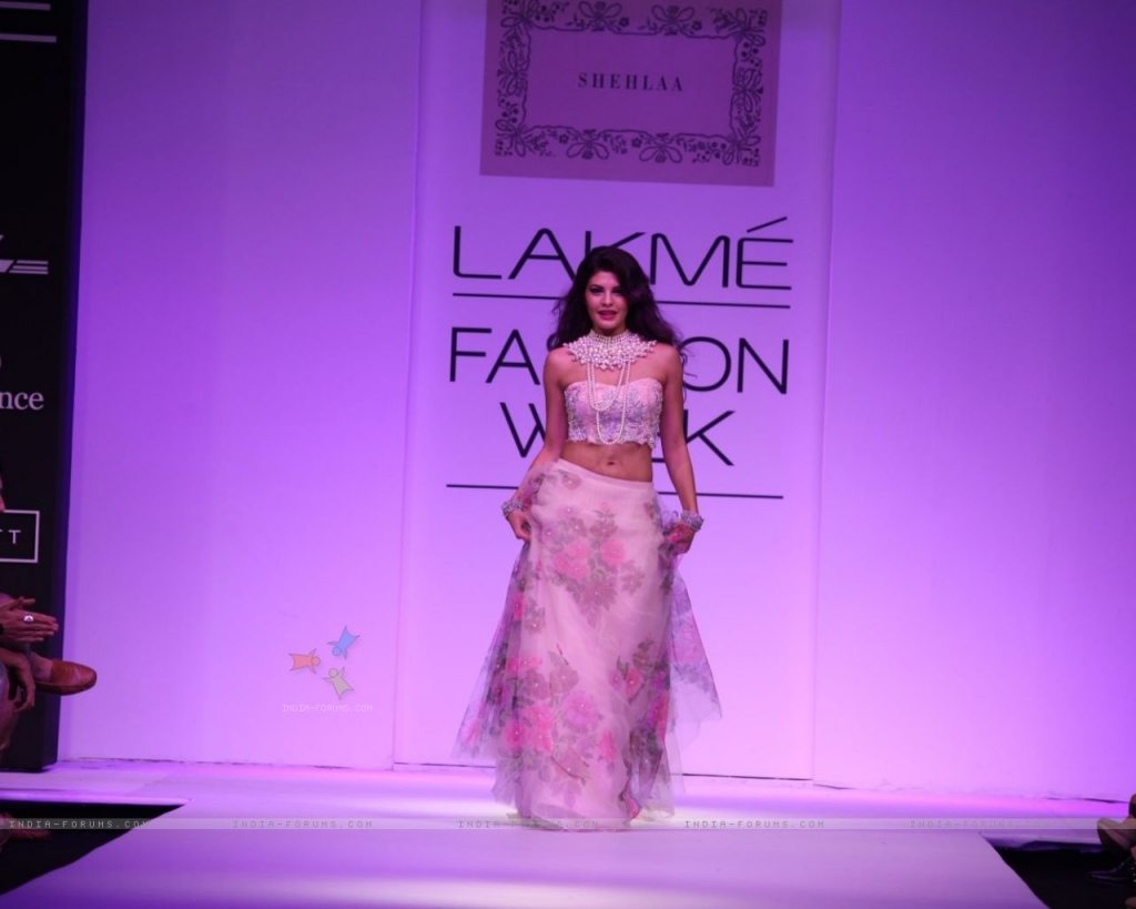 293206-jacqueline-fernandes-in-a-shehlaa-outfit-at-lakme-fashion-week.jpg